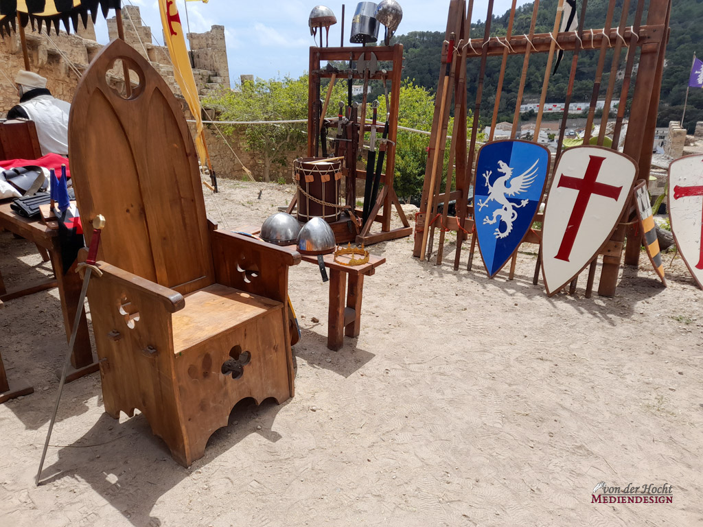 Hier dürfen sich edle Damen und Herren im passenden Ornat mit Helm oder Krönchen von den stozen Eltern ablichten lassen